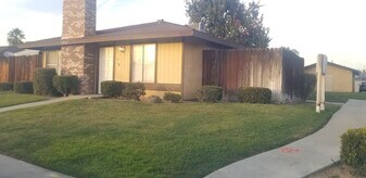 2804 N Half Moon Dr in Bakersfield, CA - Building Photo