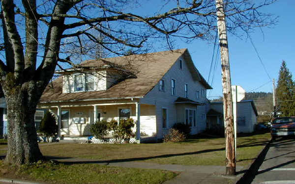 1833 C St in Washougal, WA - Foto de edificio