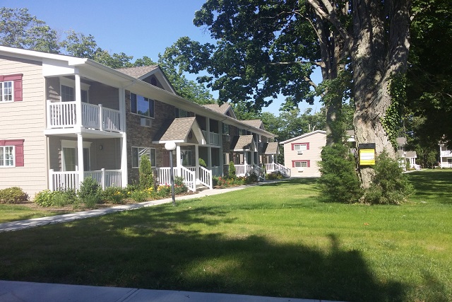 Maple Garden Apartments in Smithtown, NY - Building Photo