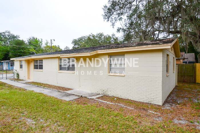10112 N Lantana Ave in Tampa, FL - Building Photo