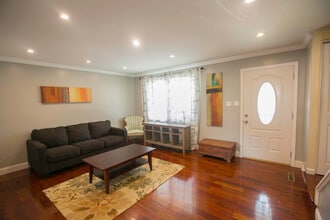 540 Valleywood Rd in Millersville, MD - Foto de edificio - Building Photo