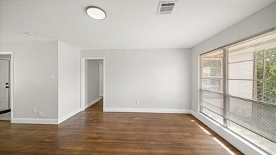 6175 Kenilwood Dr in Houston, TX - Building Photo - Building Photo
