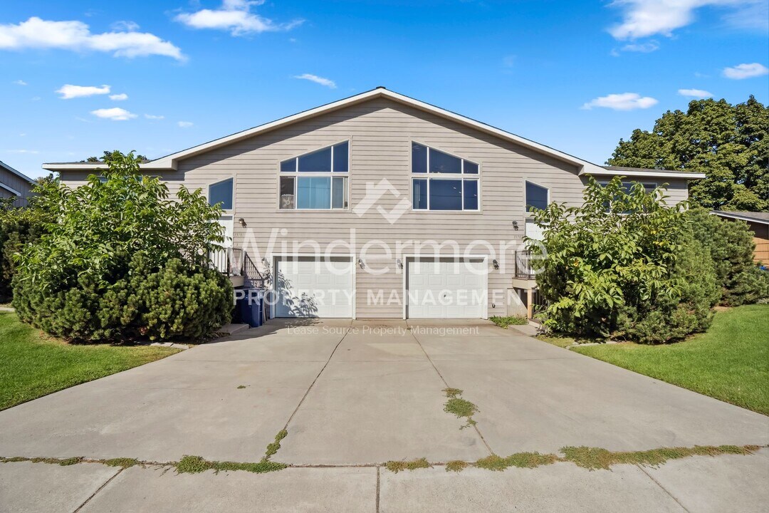 13701 E Riverside Ave in Spokane Valley, WA - Building Photo