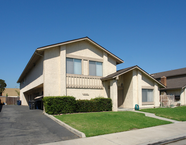 16561 Regina Cir in Huntington Beach, CA - Building Photo - Building Photo