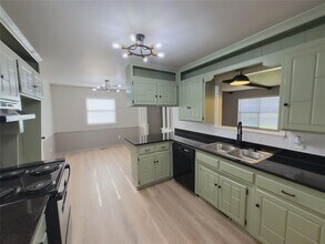 7028 Elk Canyon Rd in Oklahoma City, OK - Building Photo - Building Photo