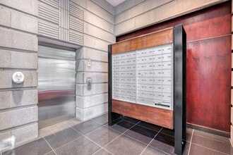 340 Rue du Champ de Mars in Montréal, QC - Building Photo - Building Photo