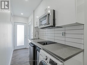 160 Lansdowne Ave in Toronto, ON - Building Photo - Building Photo