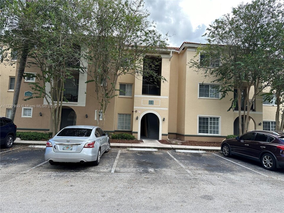 2520 Centergate Dr in Miramar, FL - Building Photo