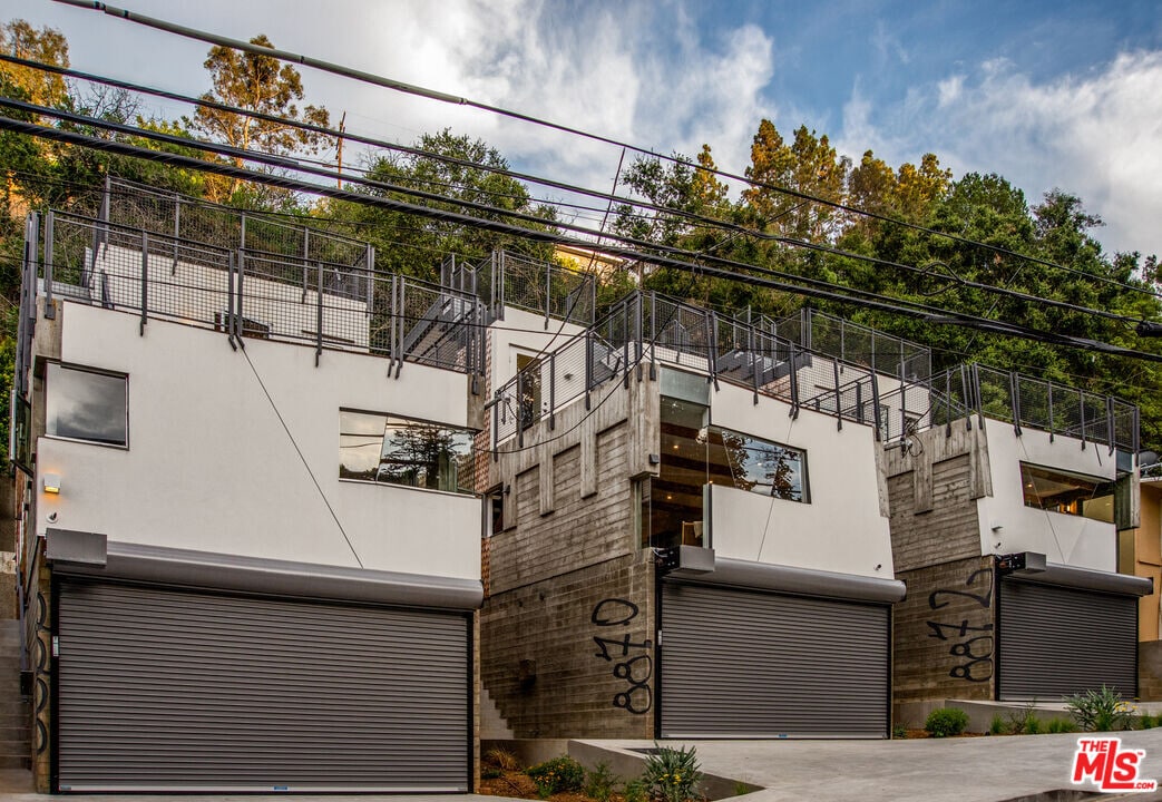 8870 Wonderland Ave in Los Angeles, CA - Building Photo