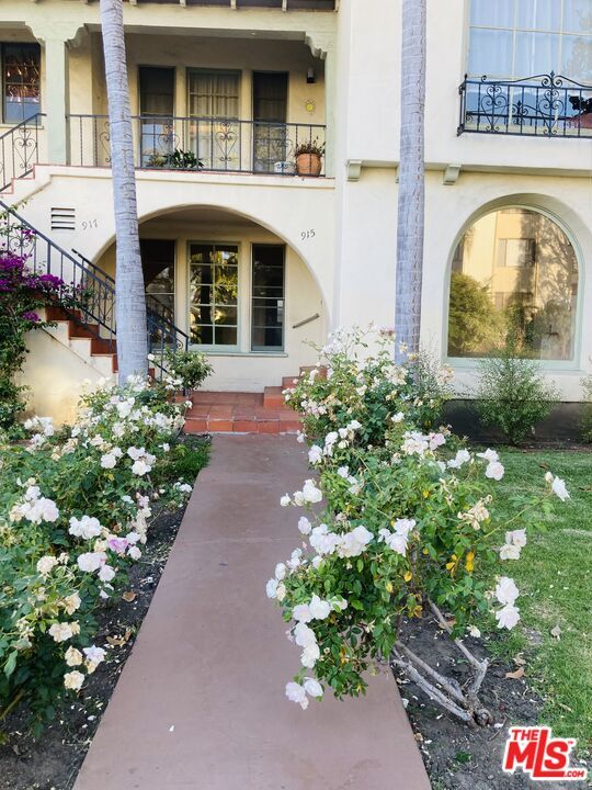 915 S Holt Ave in Los Angeles, CA - Building Photo - Building Photo