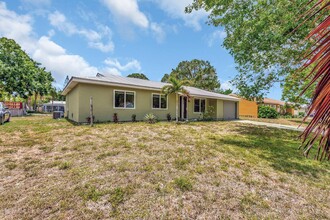 413 SW Kentwood Rd in Port St. Lucie, FL - Foto de edificio - Building Photo