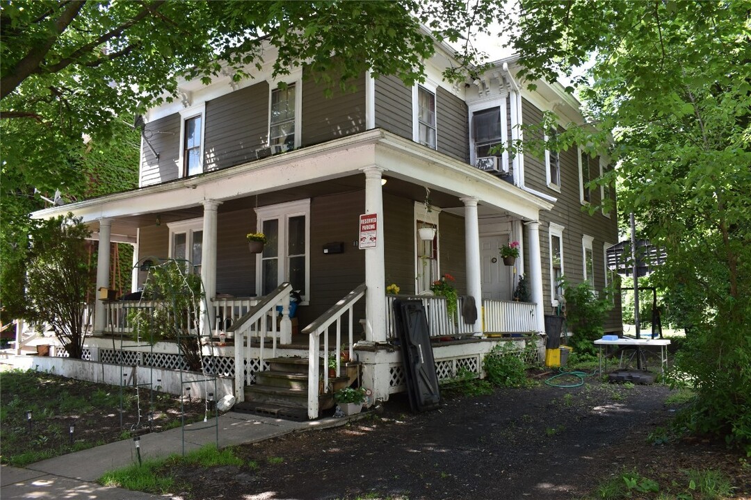 19 1/2 Frederick St in Binghamton, NY - Foto de edificio