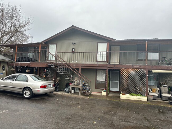 320 Independence Cir in Phoenix, OR - Foto de edificio - Building Photo