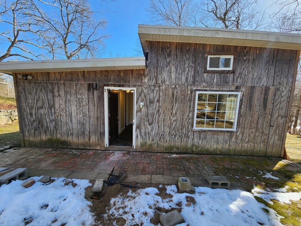 276 Berkshire Rd in Newtown, CT - Building Photo