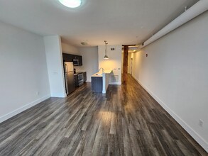 120 Green St, Unit 213 in Newark, NJ - Foto de edificio - Building Photo