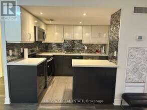350-1350 Webb Dr in Mississauga, ON - Building Photo - Building Photo