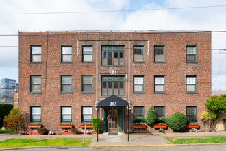 Sealth Vista Apartments in Seattle, WA - Building Photo - Building Photo