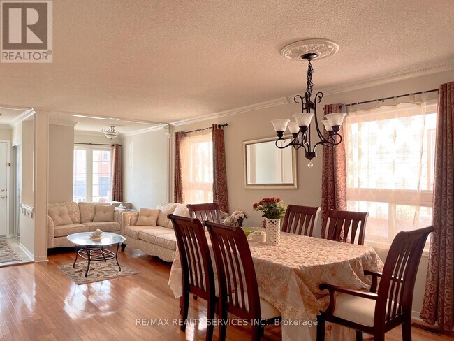 94 Four Seasons Cir in Brampton, ON - Building Photo - Building Photo