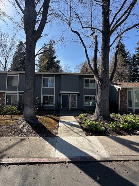 404 Sycamore Cir in Danville, CA - Building Photo