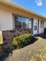 448 S 10th St in Saint Helens, OR - Building Photo