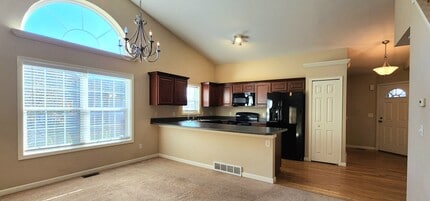 162 Slindes Woods Cir in North Syracuse, NY - Building Photo - Building Photo