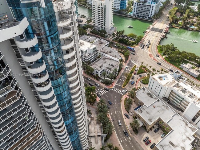 6301 Collins Ave, Unit 1708 in Miami Beach, FL - Building Photo - Building Photo