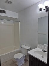 301 Lee Rd, Unit 3 in Follansbee, WV - Foto de edificio - Building Photo