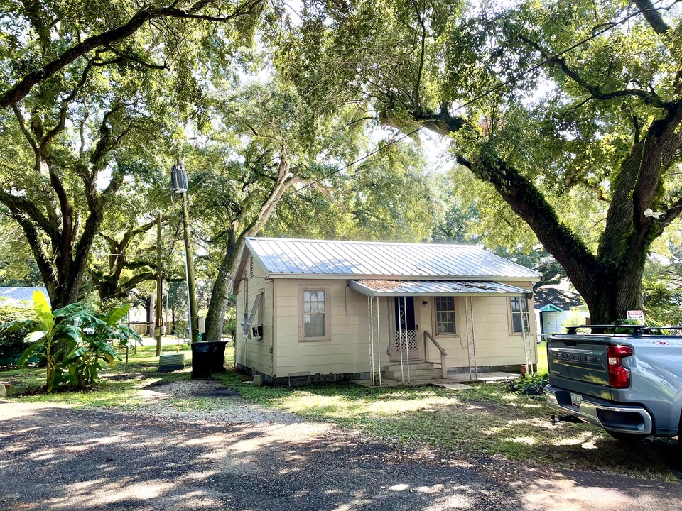 2214 W Old Spanish Trl, Unit 1 in New Iberia, LA - Building Photo