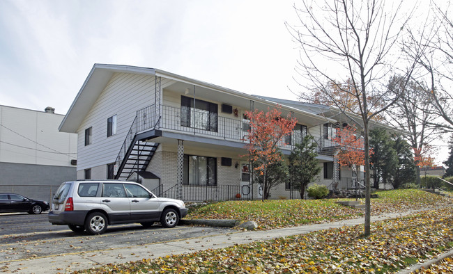 3270 S 49th St in Milwaukee, WI - Foto de edificio - Building Photo