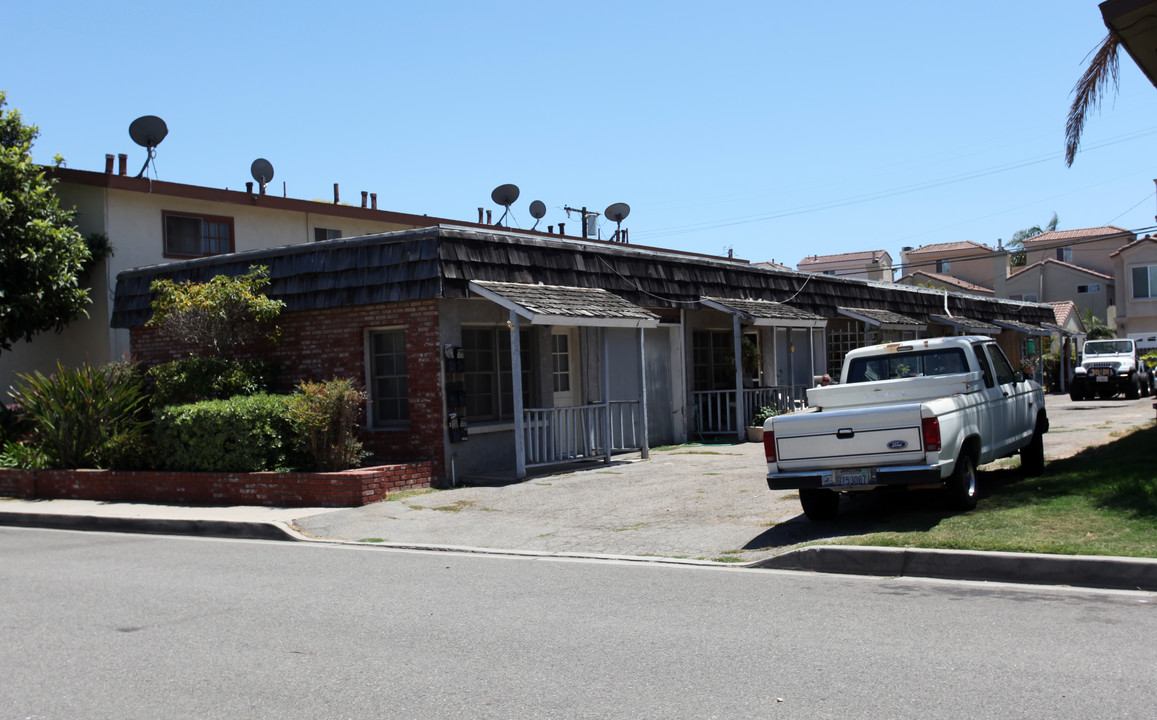 212 Chicago Ave in Huntington Beach, CA - Building Photo