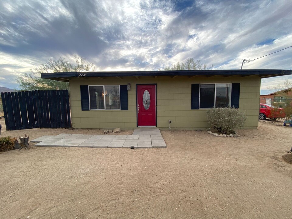 5658 Mesquite Springs Rd in Twentynine Palms, CA - Building Photo