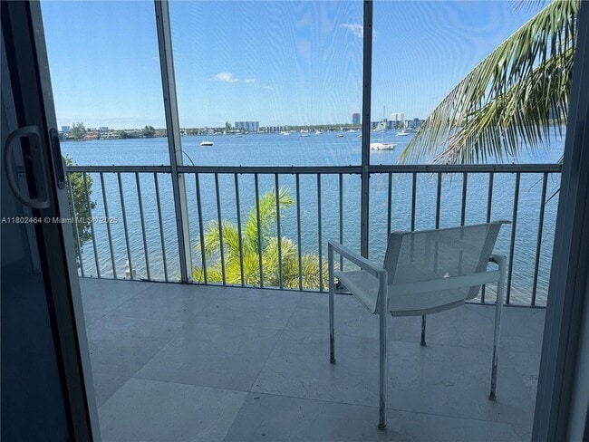 3000 Marcos Dr in Aventura, FL - Building Photo - Building Photo