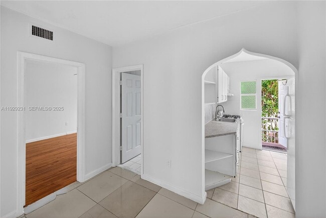 1220 Marseille Dr in Miami Beach, FL - Building Photo - Building Photo