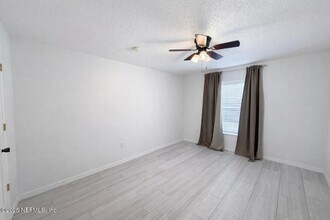 6634 Gentle Oaks Dr W in Jacksonville, FL - Building Photo - Building Photo