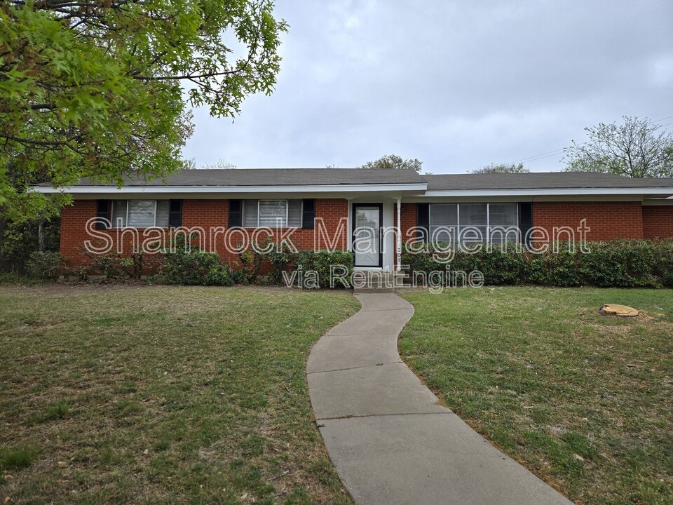 301 Fairway Rd in Woodway, TX - Building Photo
