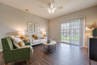 Blankenbaker Crossings Apartment Homes in Louisville, KY - Foto de edificio - Building Photo