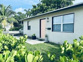 707 2nd Ave S in Lake Worth Beach, FL - Building Photo