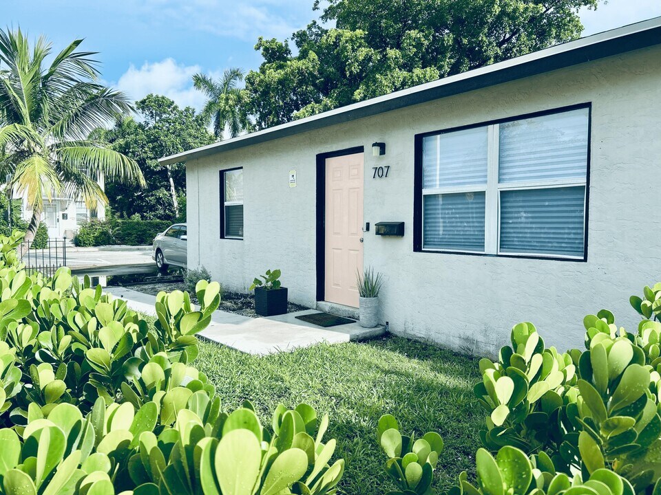 707 2nd Ave S in Lake Worth Beach, FL - Building Photo