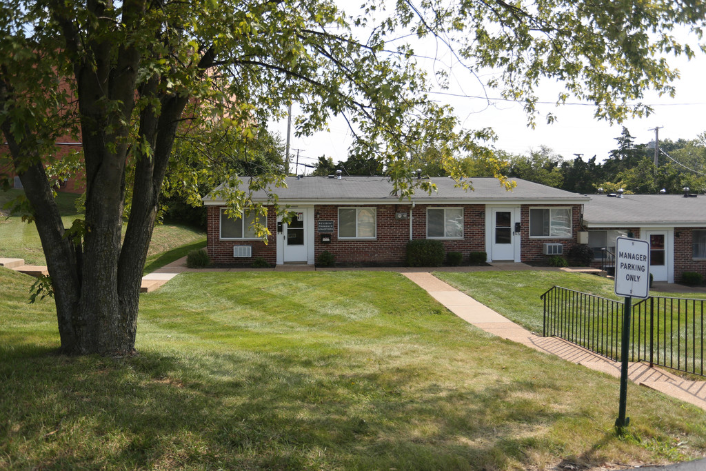 Ballwin Manor Apartments in Ballwin, MO