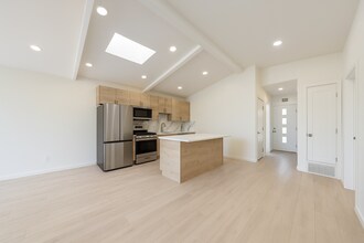 5410 Baja Dr in San Diego, CA - Building Photo - Building Photo