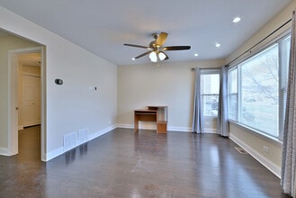 7103 W Devon Ave in Chicago, IL - Building Photo - Building Photo