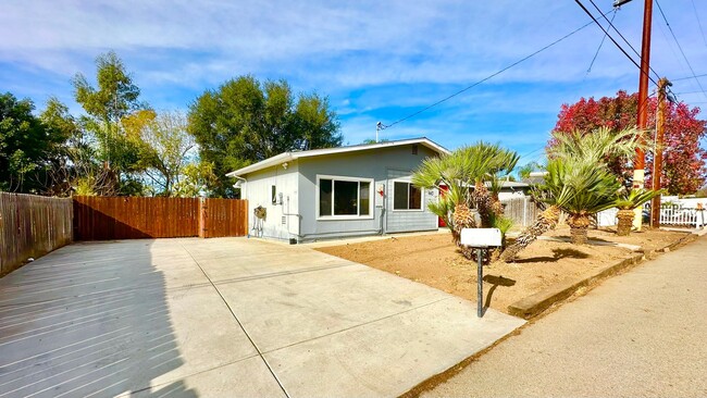 445 Debby St in Fallbrook, CA - Building Photo - Building Photo