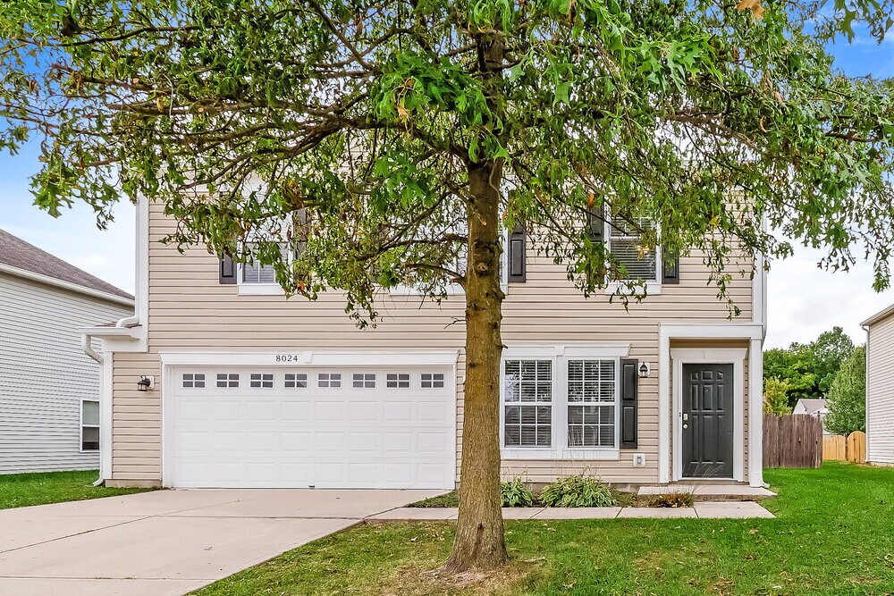 8024 Gathering Ln in Indianapolis, IN - Foto de edificio