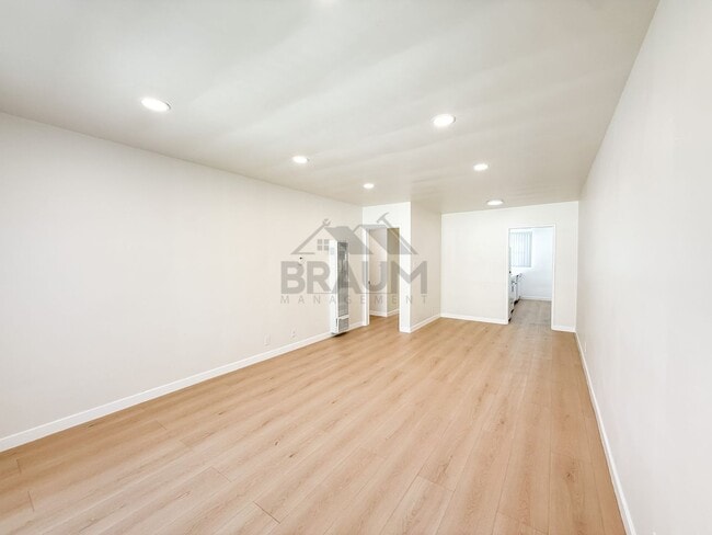 7333 Woodman Ave, Unit 11 in Los Angeles, CA - Building Photo - Building Photo