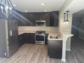 3301 W Alvina Ave, Unit 3303 in Greenfield, WI - Building Photo - Building Photo