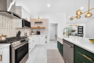 5121 Locust St in Bellaire, TX - Building Photo - Building Photo