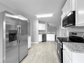 12101 Seacrest Ln in La Marque, TX - Building Photo - Building Photo