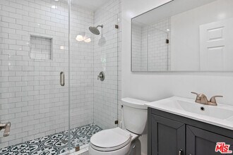 2319 Vineyard Ave in Los Angeles, CA - Building Photo - Building Photo