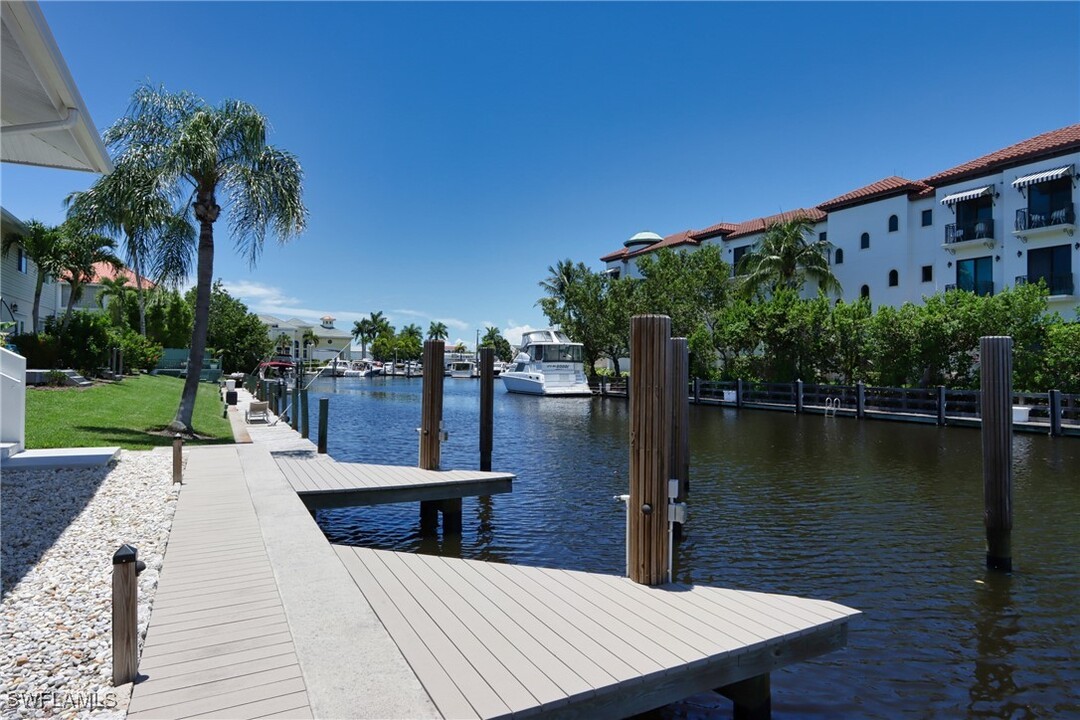 1395 Curlew Ave in Naples, FL - Building Photo