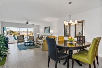 1250 Yesica Ann Cir in Naples, FL - Foto de edificio - Building Photo